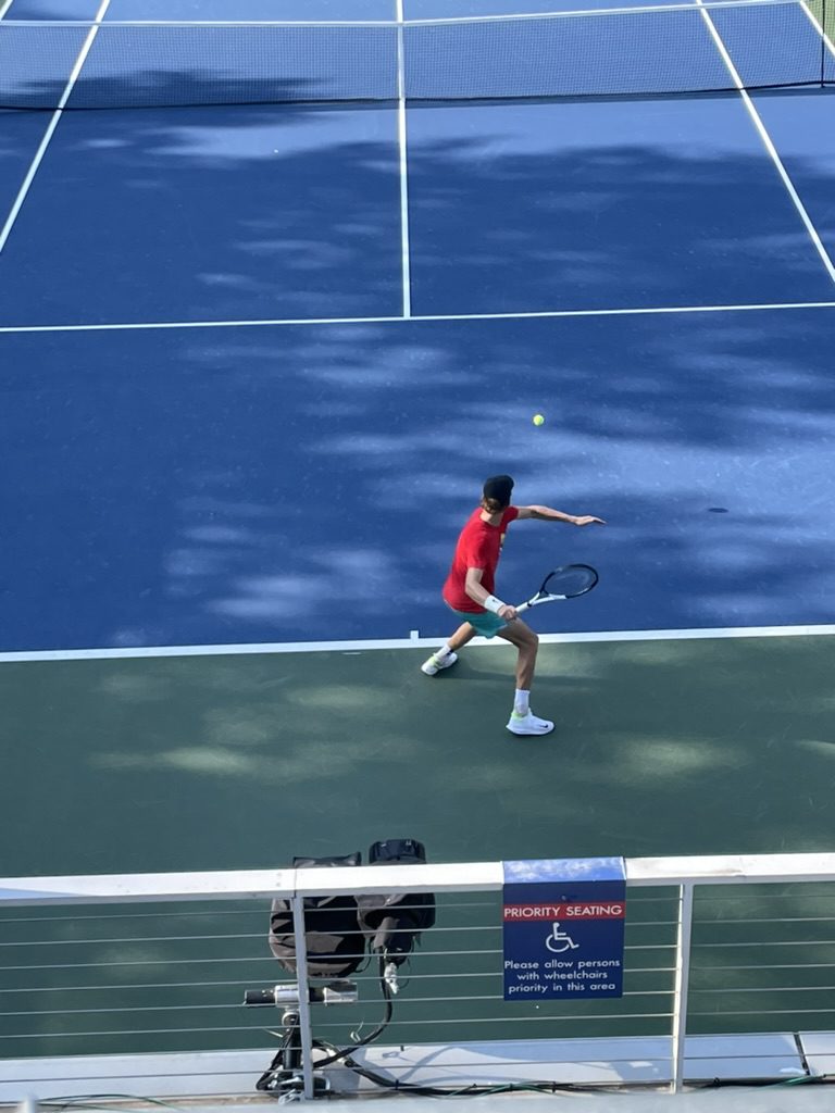 Jannik Sinner preparing during a tennis match