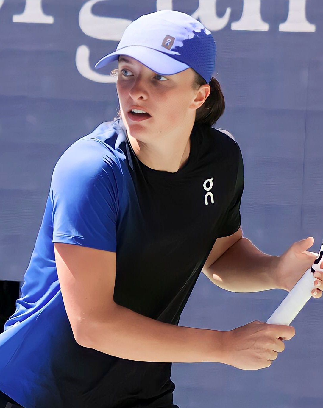 Iga Swiatek preparing for a tennis point